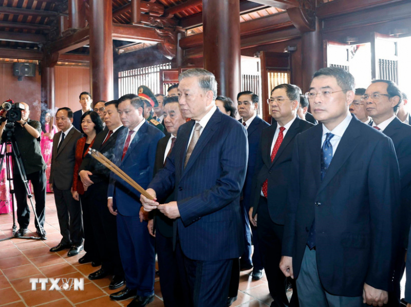 Tổng Bí thư Tô Lâm dâng hương tưởng niệm Chủ tịch Hồ Chí Minh tại Nghệ An -1