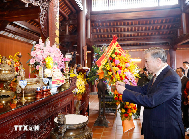 Tổng Bí thư Tô Lâm dâng hương tưởng niệm Chủ tịch Hồ Chí Minh tại Nghệ An -0