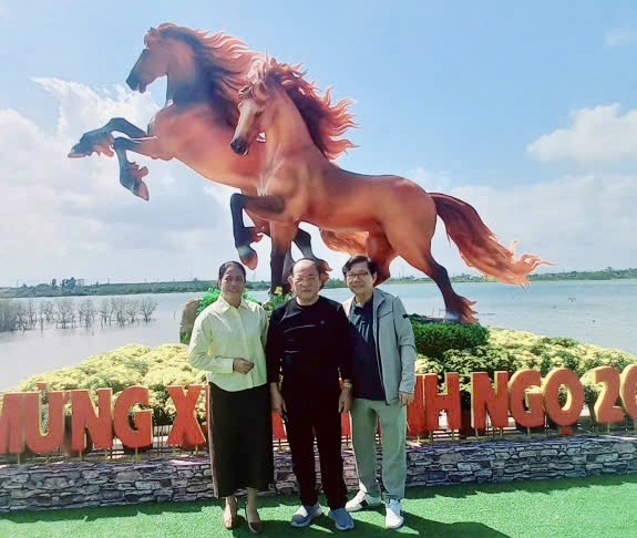 Ngựa Xuân bên bờ sông Thạch Hãn -0