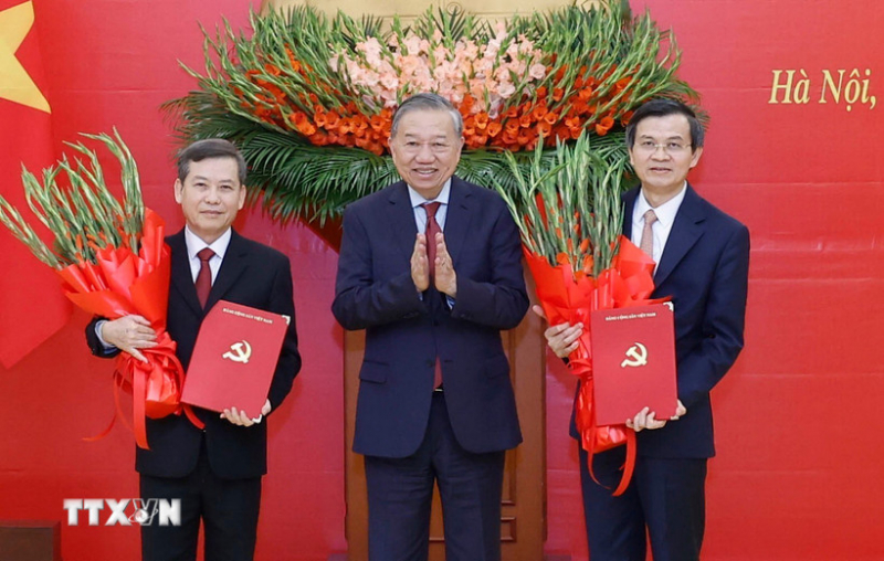 Tổng Bí thư Tô Lâm trao Quyết định của Bộ Chính trị phân công, bổ nhiệm cán bộ -0