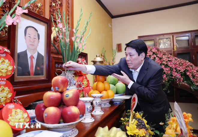 Chủ tịch nước thắp hương tưởng nhớ các đồng chí nguyên lãnh đạo Đảng, Nhà nước -0