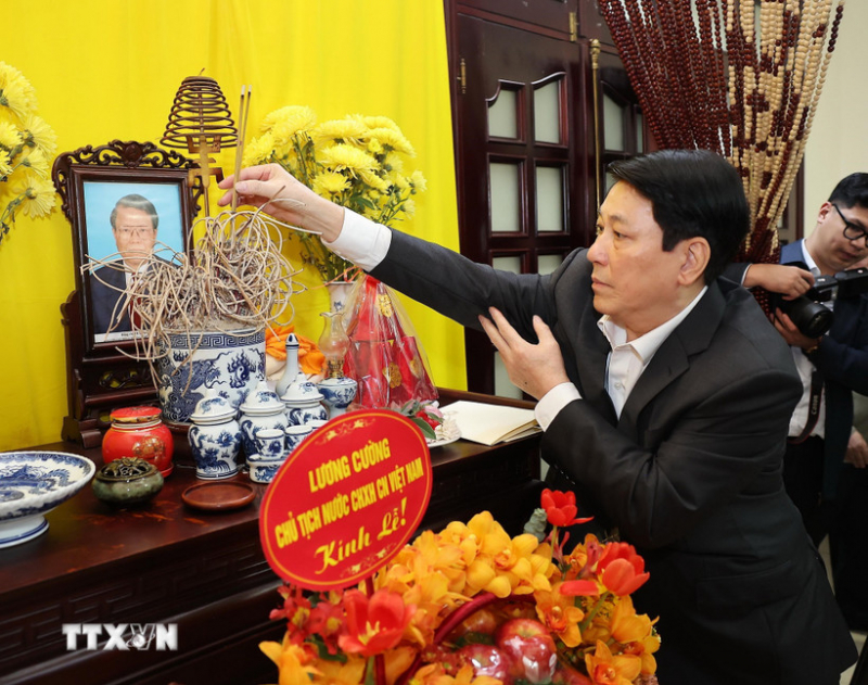 Chủ tịch nước thắp hương tưởng nhớ các đồng chí nguyên lãnh đạo Đảng, Nhà nước -0