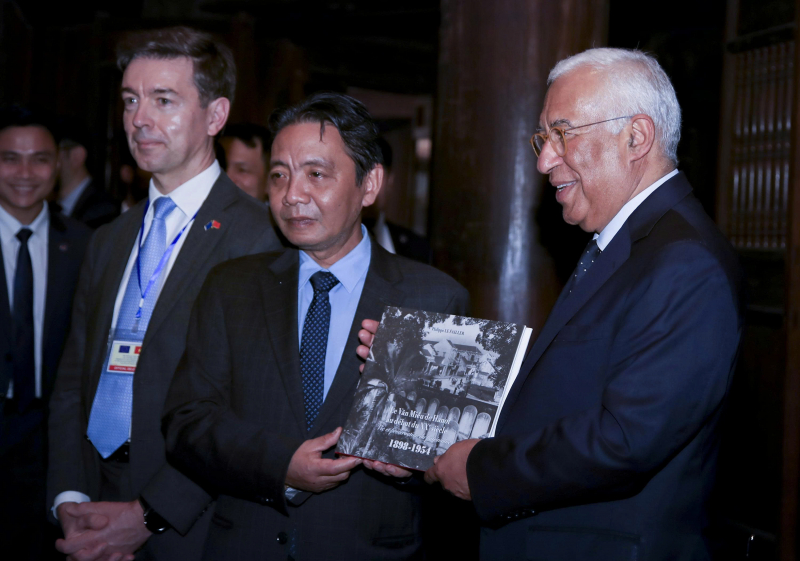 European Council President António Costa visits Temple of Literature -5