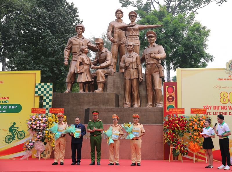 Công an TP Hồ Chí Minh kỷ niệm 80 năm lực lượng CSGT và ra mắt CLB Xe đạp chuyên nghiệp -1