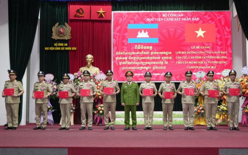 Bế giảng Lớp bồi dưỡng cho cán bộ cấp Cục cho Bộ Nội vụ Vương quốc Campuchia -0