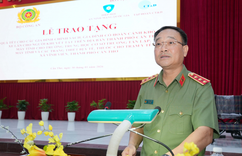 Bộ Công an tổ chức chương trình trao quà tết tặng người dân tại TP Cần Thơ -0