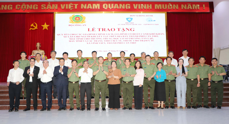 Bộ Công an tổ chức chương trình trao quà tết tặng người dân tại TP Cần Thơ -0