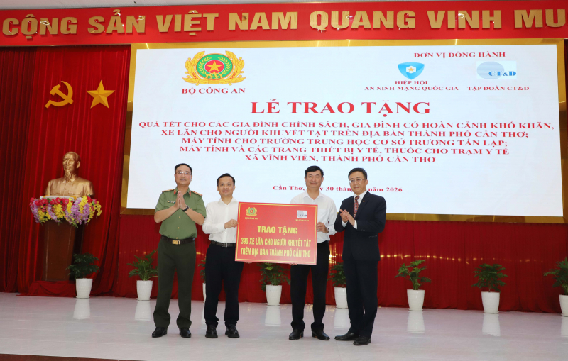 Bộ Công an tổ chức chương trình trao quà tết tặng người dân tại TP Cần Thơ -1