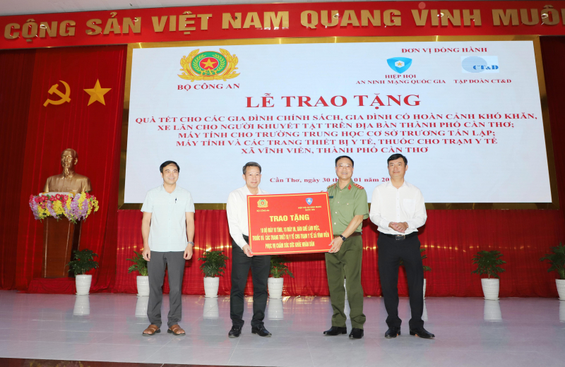 Bộ Công an tổ chức chương trình trao quà tết tặng người dân tại TP Cần Thơ -2
