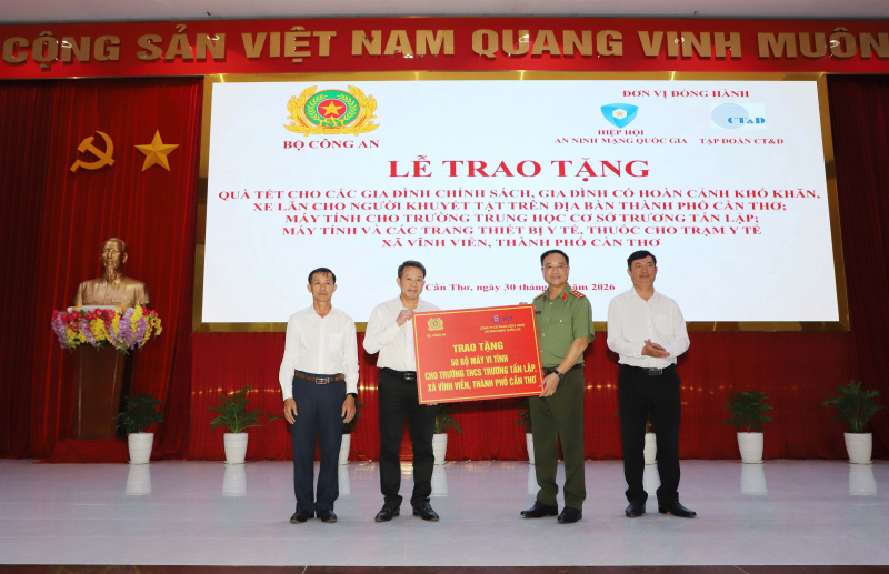 Bộ Công an tổ chức chương trình trao quà tết tặng người dân tại TP Cần Thơ -3