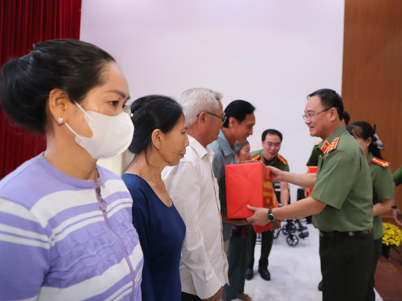 Bộ Công an tổ chức chương trình trao quà tết tặng người dân tại TP Cần Thơ -0