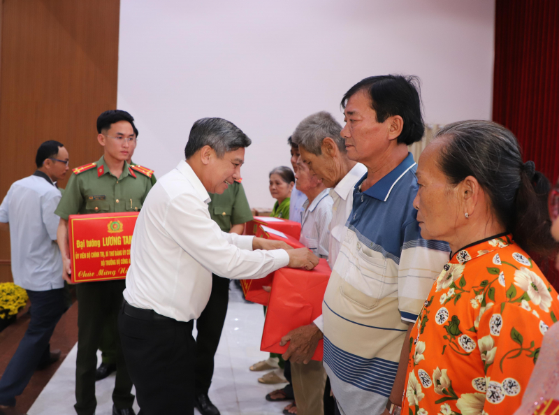 Bộ Công an tổ chức chương trình trao quà tết tặng người dân tại TP Cần Thơ -1