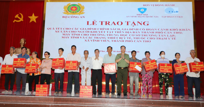 Bộ Công an tổ chức chương trình trao quà tết tặng người dân tại TP Cần Thơ -0