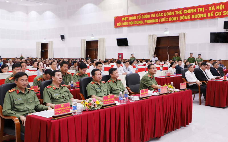 Bộ Công an tổ chức chương trình trao quà tết tặng người dân tại TP Cần Thơ -0