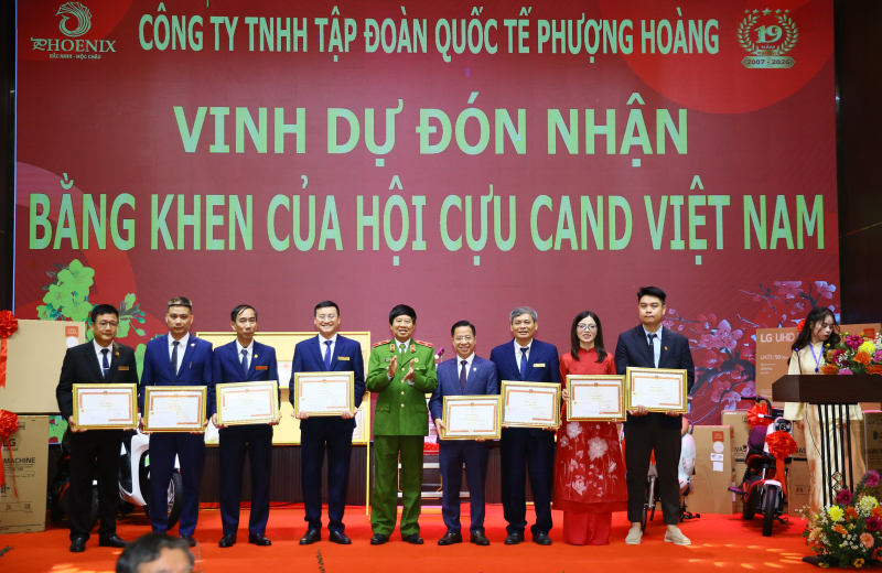 Tập đoàn Phượng Hoàng ghi dấu ấn trong công tác an sinh xã hội năm 2025 -0