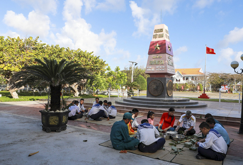 quân và dân trên d-o tru-ng sa t- ch-c gói bánh chung.jpg -1