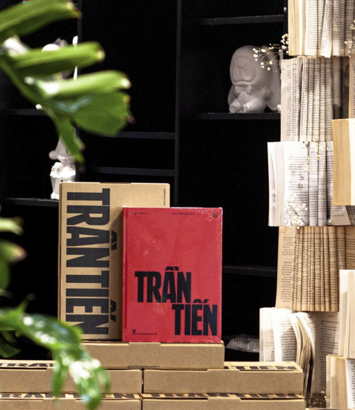 sách k- v- chuy-n d-i, chuy-n ngh- c-a nh-c si tr-n ti-n trung bày t-i s- ki-n.jpg -1