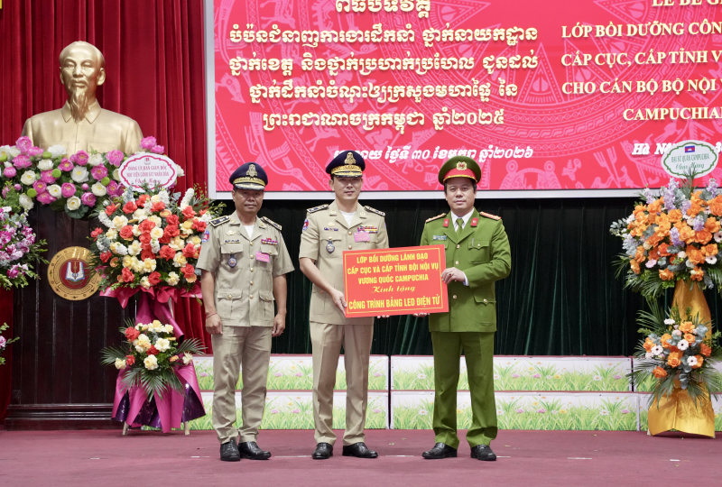 Bế giảng Lớp bồi dưỡng cho cán bộ cấp Cục cho Bộ Nội vụ Vương quốc Campuchia -0