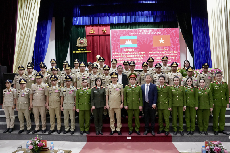 Bế giảng Lớp bồi dưỡng cho cán bộ cấp Cục cho Bộ Nội vụ Vương quốc Campuchia -0