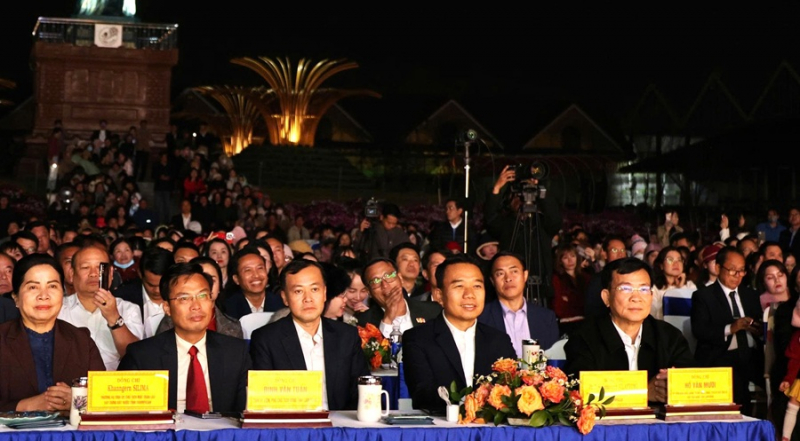 Đà Lạt rộn ràng đêm nghệ thuật mừng mùa hoa mai anh đào -0