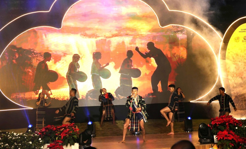 Đà Lạt rộn ràng đêm nghệ thuật mừng mùa hoa mai anh đào -0