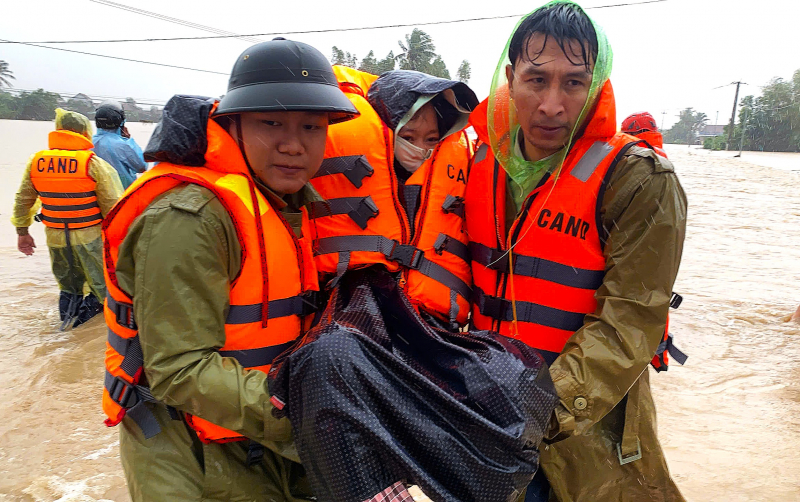 Tình người trong thiên tai, hoạn nạn… -1