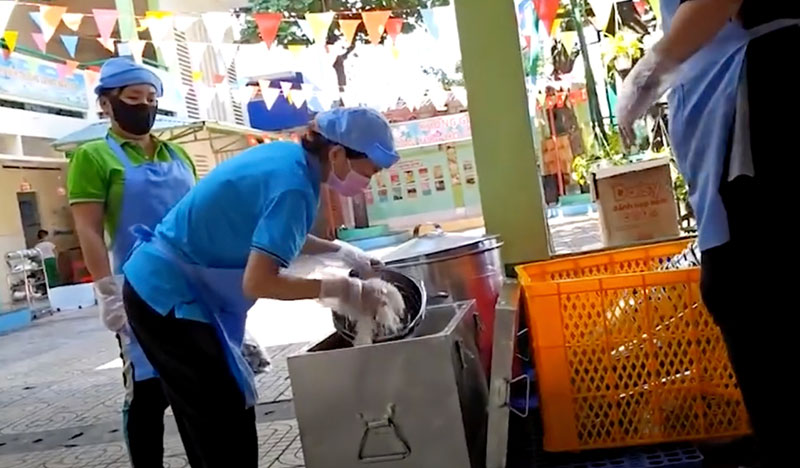 Khi bữa ăn bán trú trở thành nỗi lo của phụ huynh -0