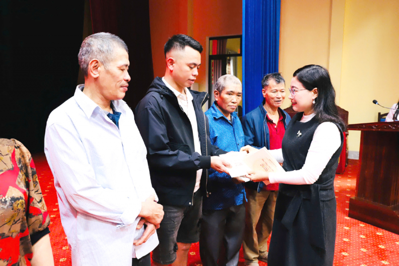 Thứ trưởng Lê Quốc Hùng tặng quà tết cho các hộ nghèo tại Hà Tĩnh -0