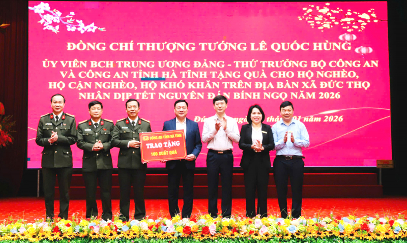 Thứ trưởng Lê Quốc Hùng tặng quà tết cho các hộ nghèo tại Hà Tĩnh -0