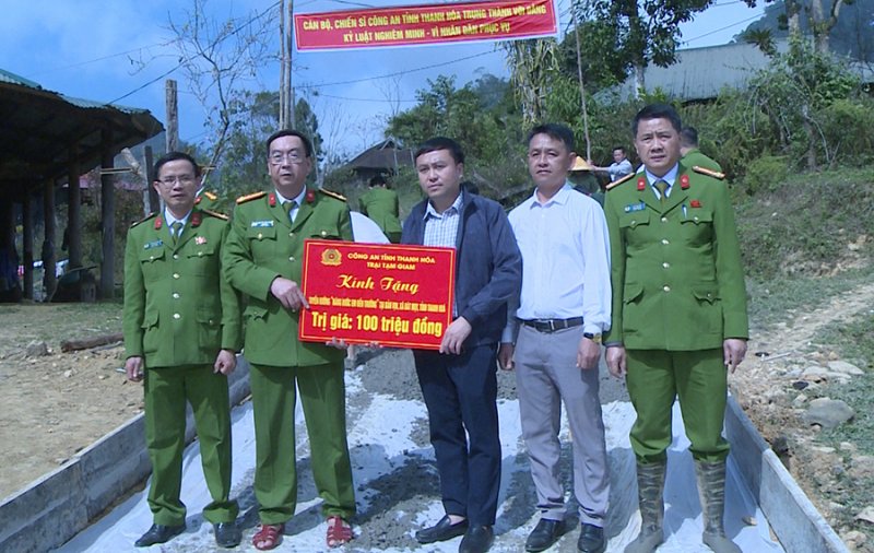 Những chiến sĩ Công an “sưởi ấm” vùng cao Xứ Thanh  -0