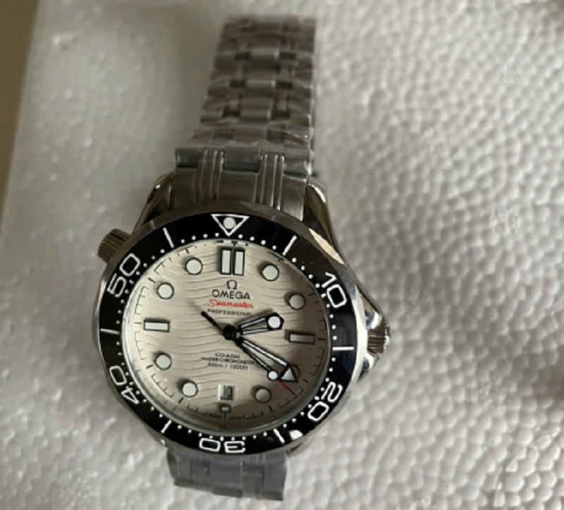 Phát hiện lô hàng có 874 chiếc đồng hồ nghi vấn xâm phạm quyền sở hữu trí tuệ -0