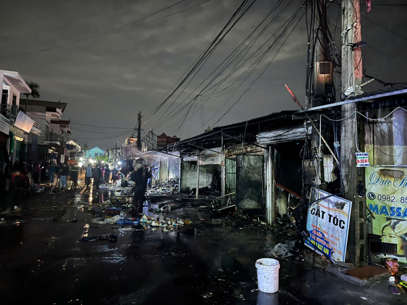 17 kiot tại chợ Dành ở Hưng Yên bị thiêu rụi -0