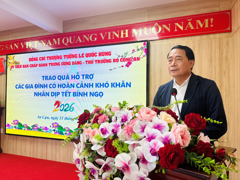 Thứ trưởng Lê Quốc Hùng trao tặng quà Tết cho người dân có hoàn cảnh khó khăn ở Huế -0