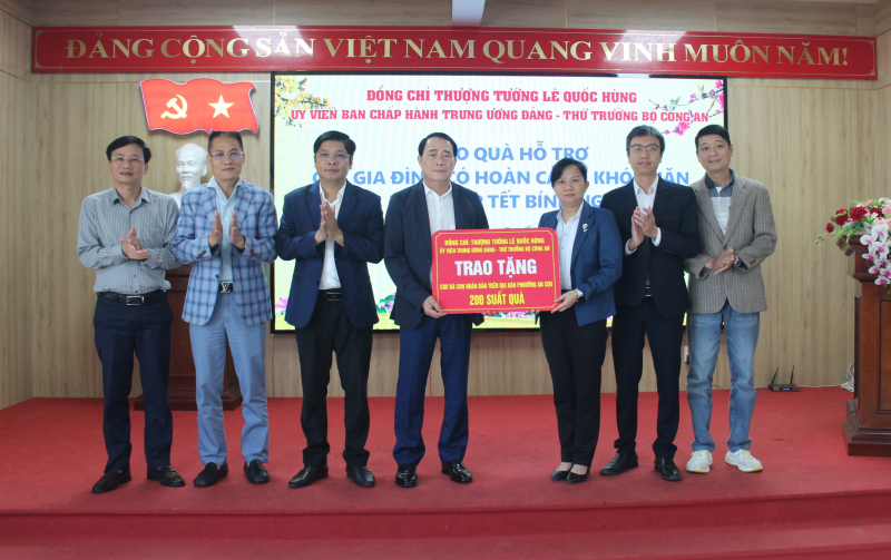 Thứ trưởng Lê Quốc Hùng trao tặng quà Tết cho người dân có hoàn cảnh khó khăn ở Huế -0