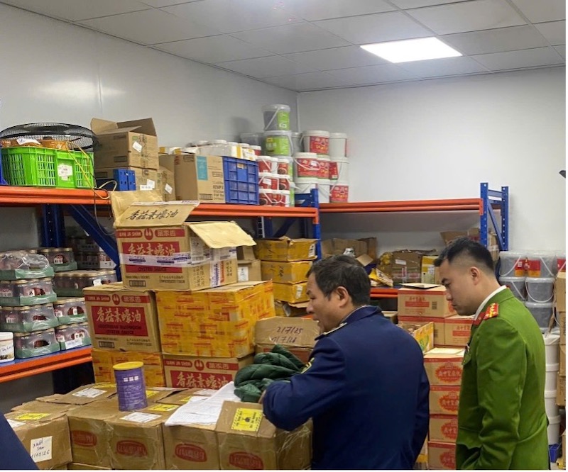 Phát hiện 1,5 tấn nguyên liệu thực phẩm không rõ nguồn gốc cung cấp cho các cửa hàng lẩu -0