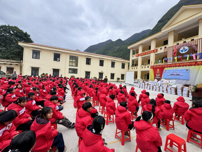 Trường Cao đẳng ANND I tặng quà cho học sinh và Công an xã biên giới Hà Giang -0
