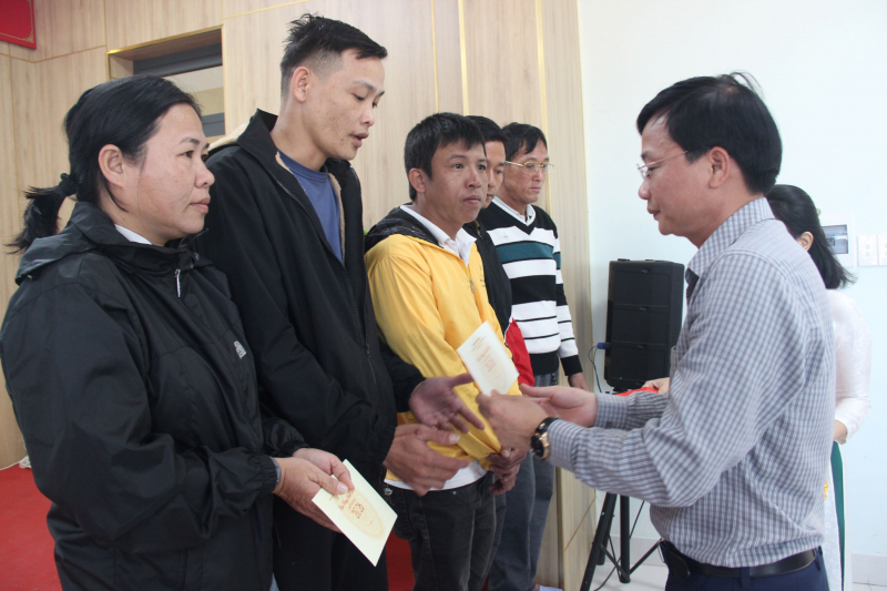 Thứ trưởng Lê Quốc Hùng trao tặng quà Tết cho người dân có hoàn cảnh khó khăn ở Huế -0