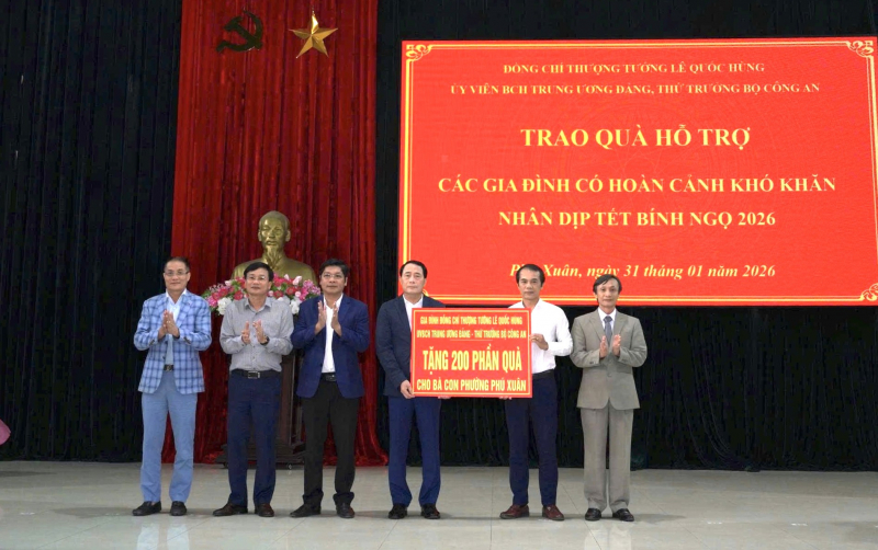 Thứ trưởng Lê Quốc Hùng trao tặng quà Tết cho người dân có hoàn cảnh khó khăn ở Huế -0