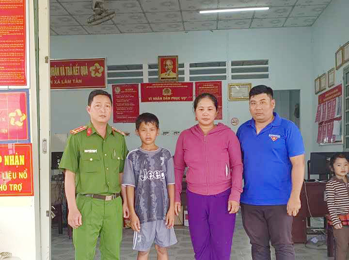 Đã tìm được người thân của bé trai đi lạc -0