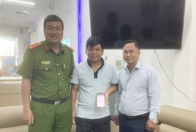 Công an xã ở Cần Thơ hỗ trợ người dân nhận lại 600 triệu đồng chuyển nhầm -0