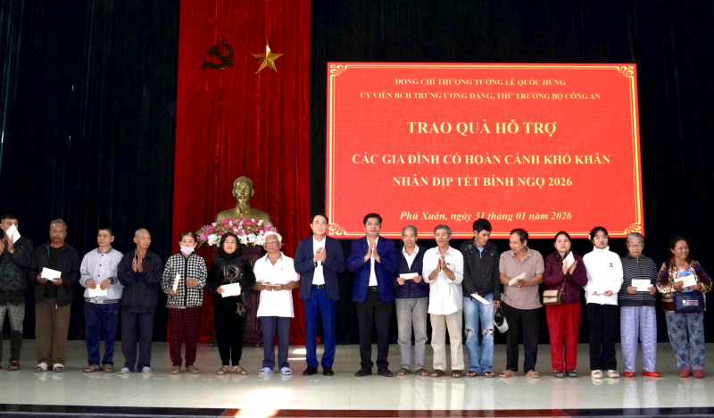 Thứ trưởng Lê Quốc Hùng trao tặng quà Tết cho người dân có hoàn cảnh khó khăn ở Huế -1