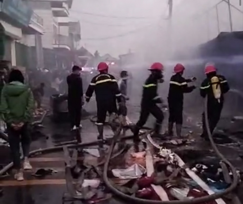 17 kiot tại chợ Dành ở Hưng Yên bị thiêu rụi -1