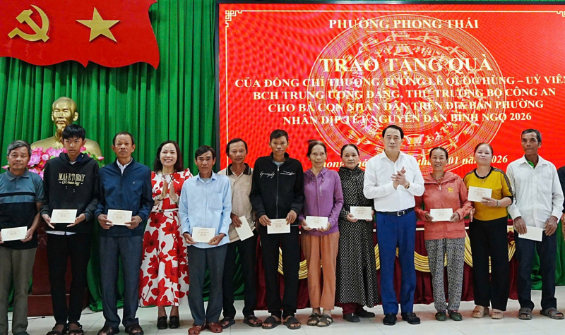 Thứ trưởng Lê Quốc Hùng trao tặng quà Tết cho người dân có hoàn cảnh khó khăn ở Huế -0