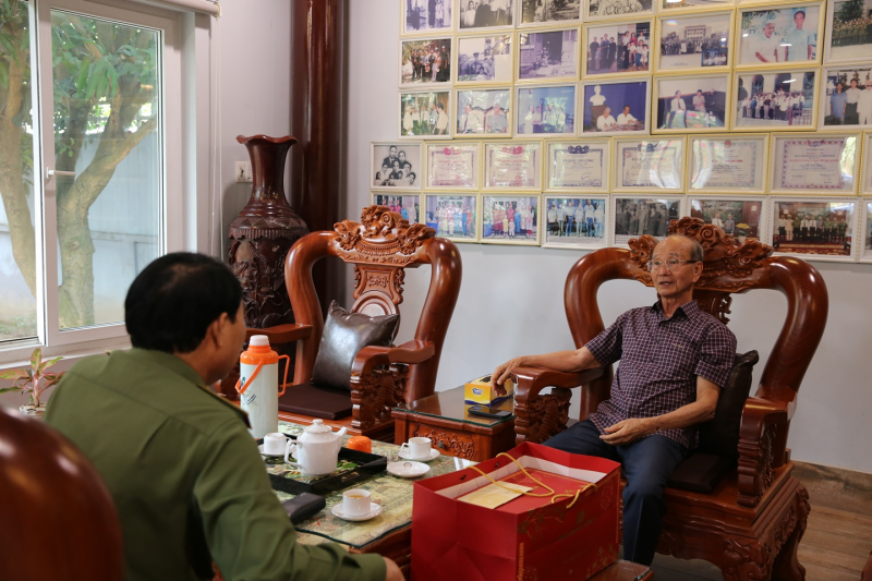 Thứ trưởng Lê Quốc Hùng thăm hỏi, chúc Tết gia đình các đồng chí nguyên lãnh đạo Bộ Công an -0