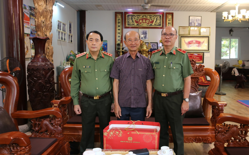 Thứ trưởng Lê Quốc Hùng thăm hỏi, chúc Tết gia đình các đồng chí nguyên lãnh đạo Bộ Công an -1