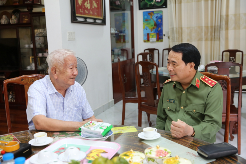 Thứ trưởng Lê Quốc Hùng thăm hỏi, chúc Tết gia đình các đồng chí nguyên lãnh đạo Bộ Công an -0