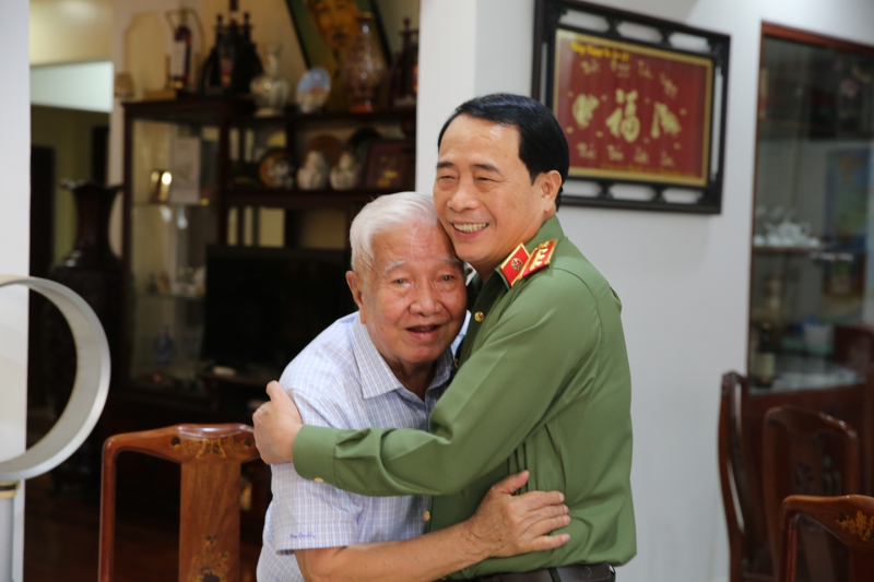 Thứ trưởng Lê Quốc Hùng thăm hỏi, chúc Tết gia đình các đồng chí nguyên lãnh đạo Bộ Công an -1