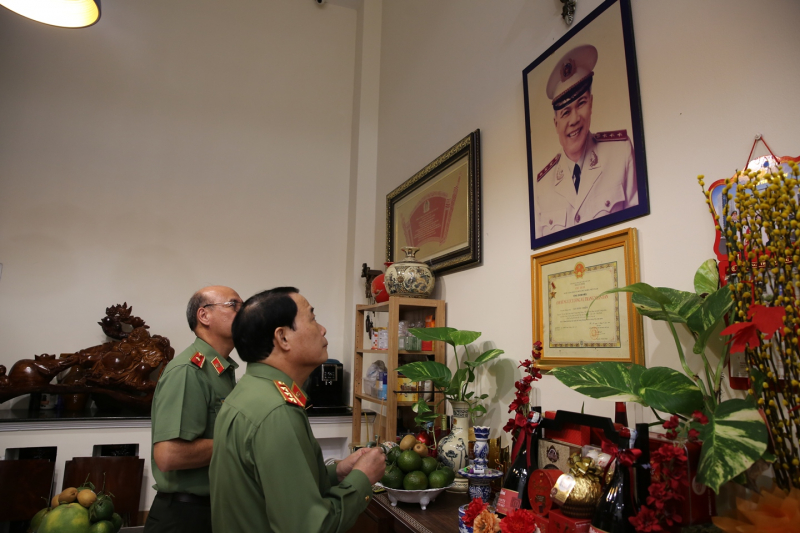 Thứ trưởng Lê Quốc Hùng thăm hỏi, chúc Tết gia đình các đồng chí nguyên lãnh đạo Bộ Công an -0