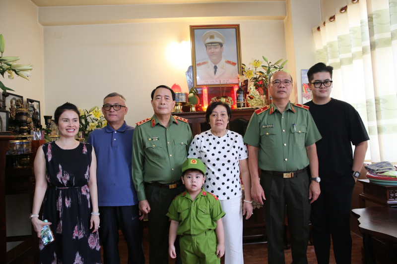 Thứ trưởng Lê Quốc Hùng thăm hỏi, chúc Tết gia đình các đồng chí nguyên lãnh đạo Bộ Công an -0