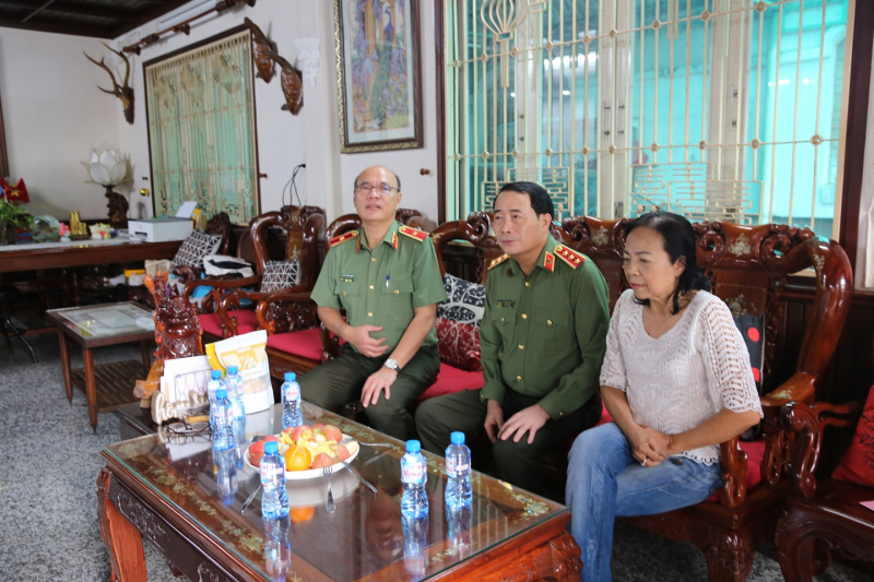 Thứ trưởng Lê Quốc Hùng thăm hỏi, chúc Tết gia đình các đồng chí nguyên lãnh đạo Bộ Công an -0